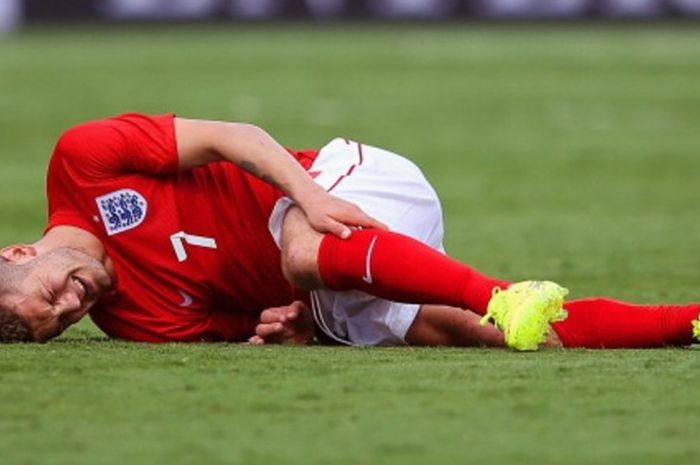 Gelandang Inggris, Jack Wilshere, mengalami cedera saat Inggris berjumpa Ekuador menjelang Piala Dunia Brasil 2014 di Stadion Sun Life, Miami, 4 Juli 2014.