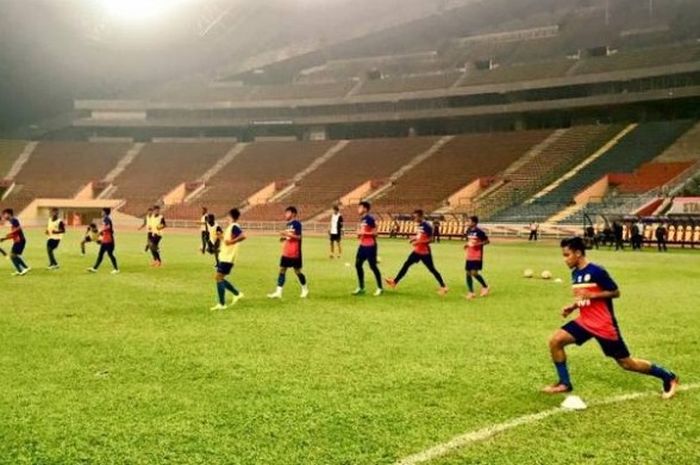 Pemain timnas U-22 Malaysia yang dipersiapkan ke SEA Games 2017 menjalani latihan di Stadion Shah Alam, Selangor, Senin (29/8/2016) malam. 