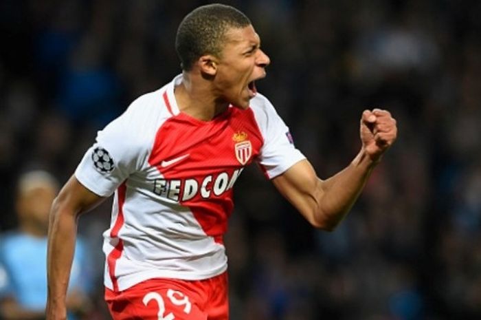 Penyerang AS Monaco, Kylian Mbappe, merayakan golnya ke gawang Manchester City dalam duel leg 2 babak 16 besar Liga Champions di Stadion Etihad, Manchester, Inggris pada 21 Februari 2017.