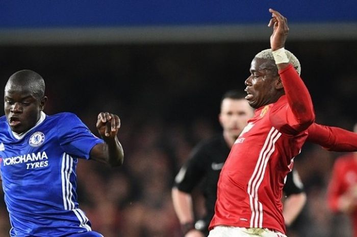 N'Golo Kante berduel dengan Paul Pogba saat Chelsea melawan Manchester Unted pada partai lanjutan Premier League - kasta pertama Liga Inggris - di Stadion Stamford Bridge, 23 Otober 2016.