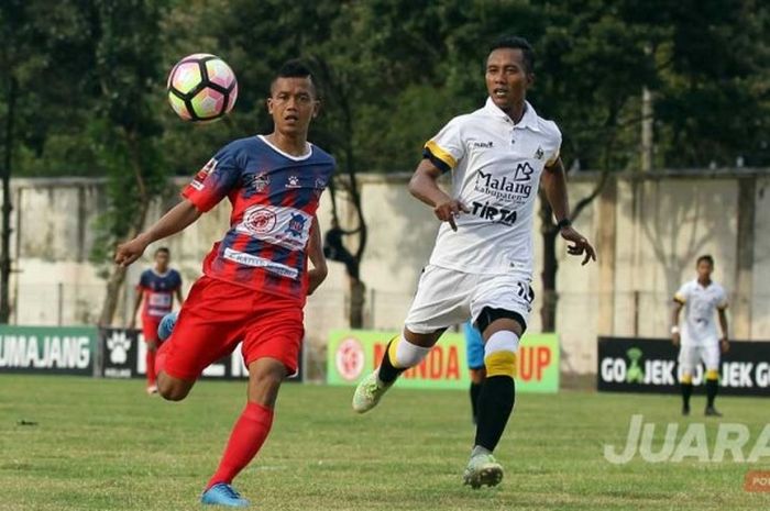 Pemain Persigo Semeru Reza Mustofa saat mengejar bola dalam laga home perdana lanjutan Liga 2 Persigo Semeru FC melawan Persekam Metro FC yang berakhir dengan skor 1-1 di Stadion Semeru Lumajang, Jawa Timur (07/07/2017) Minggu sore. 