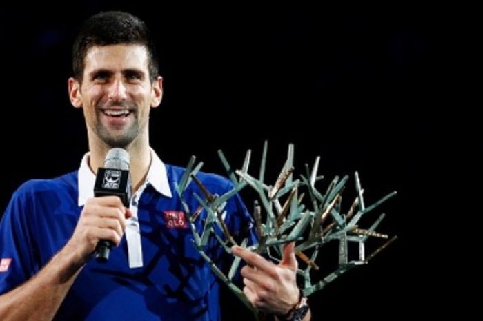 Petenis Serbia, Novak Djokovic, merayakan kemenangannya di final Paris masters 2015 atas Andy Murray, 8 November 2015.