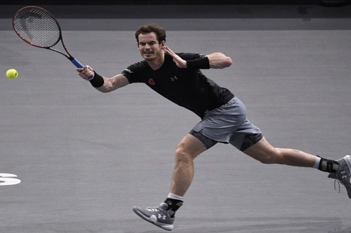 Petenis Skotlandia, Andy Murray, tampil pada babak final Paris Masters, Minggu (8/11/2015).