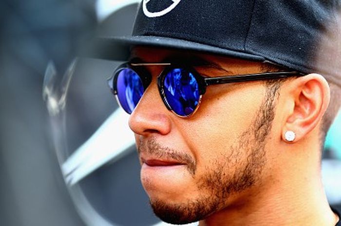 Pebalap Mercedes, Lewis Hamilton, menjalani sesi tanya jawab dengan media massa di Brasil, Kamis (12/11/2015).