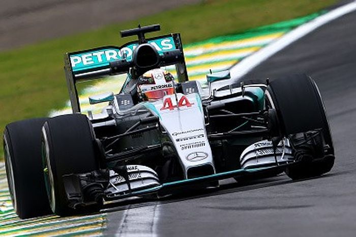 Pebalap Mercedes, Lewis Hamilton, menjalani sesi latihan pertama GP Brasil di Sirkuit Interlagos, Jumat (13/11/2015).