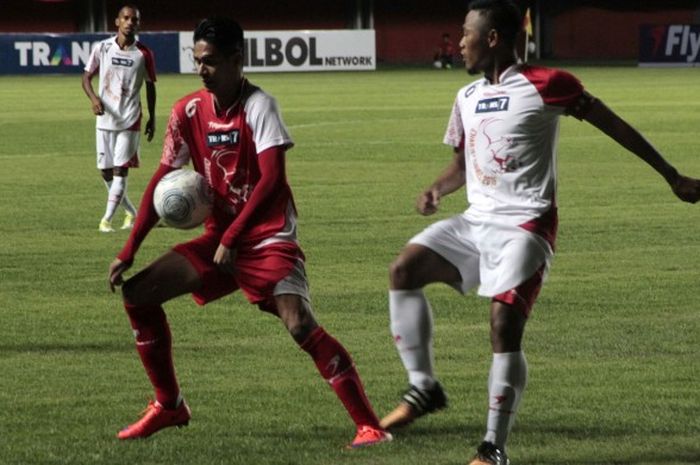 Eks winger Arema asal Singapura, Muhammad Ridhuan (merah) mencoba menjauhkan bola dari Toni Sucipto 