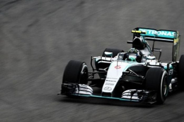 Pebalap Mercedes, Nico Rosberg, menjalani balapan GP Brasil di Sirkuit Interlagos Sao Paulo, 15 November 2015.