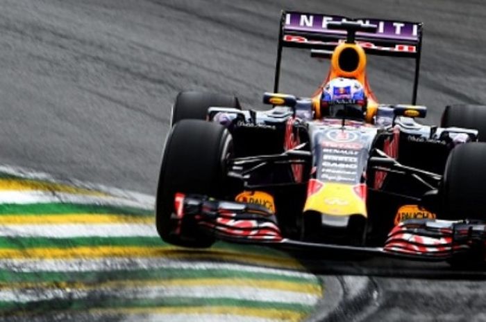 Pebalap Red Bull, Daniel Ricciardo, beraksi di Sirkuit Interlagos pada GP Brasil 2015, 15 November 2015.