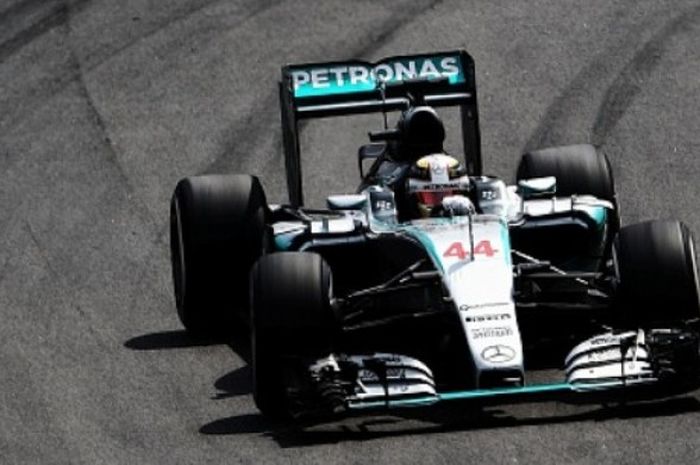 Pebalap Mercedes, Lewis Hamilton, menjalani balapan GP Brasil di Sirkuit Interlagos, Sao Paulo, Minggu (15/11/2015).