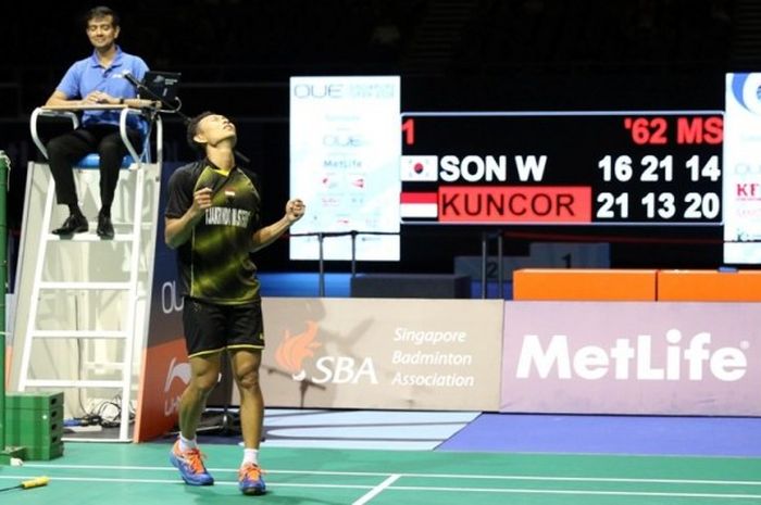 Pebulu tangkis tunggal putra Indonesia, Sony Dwi Kuncoro, merayakan kemenangan atas Son Wan-ho (Korea Selatan) pada partai final Singapura Terbuka di Singapore Indoor Stadium, Minggu (17/4/2016).