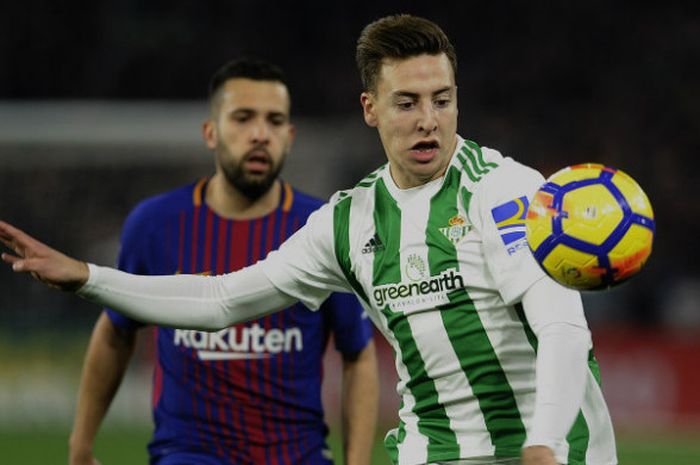 Bek Barcelona, Jordi Alba, mencoba merebut bola dari pemain Real Betis dalam laga Liga Spanyol di Estadio Benito Villamarin, Minggu (21/1/2018)