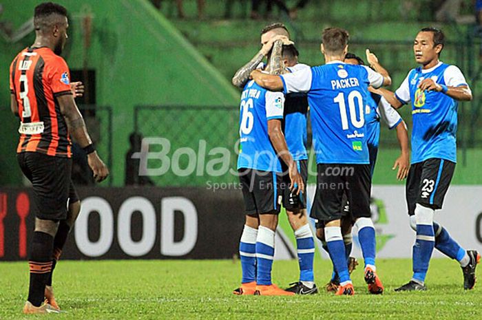        Pemain Barito Putera merayakan gol yang dicetak Rizky Pora saat melawan Perseru Serui pada pekan kesembilan Liga 1 di Stadion Gajayana, Kota Malang, Kamis (17/5/2018).          