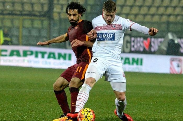 Aksi penyerang sayap AS Roma, Mohamed Salah (kiri), saat berduel dengan pemain Carpi, Riccardo Gagliolo, dalam duel Serie A di Modena, 12 Februari 2016.