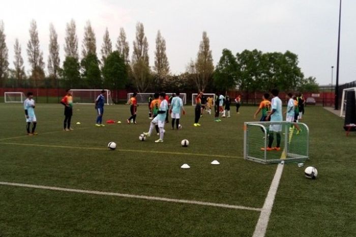 Komunitas suporter Liverpool dari Indonesia, BigReds, menjalani sesi pelatihan di pemusatan latihan Liverpool, Kirkby, pada Sabtu (7/5/2016) waktu setempat.