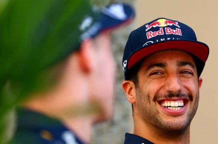 Pebalap Red Bull, Daniel Ricciardo, berbincang dengan rekan setimnya, Daniil Kvyatt, dalam persiapan menuju GP Abu Dhabi, 26 November 2015).