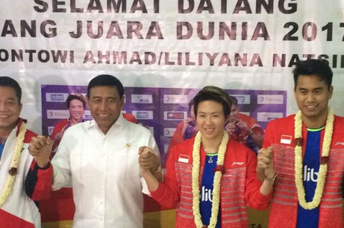  Pasangan ganda campuran Indonesia, Tontowi Ahmad/Liliyana Natsir, disambut oleh Ketua Umum PP PBSI Wiranto saat tiba di Bandara Soekarno-Hatta, Tangerang, Selasa (29/8/2017). 