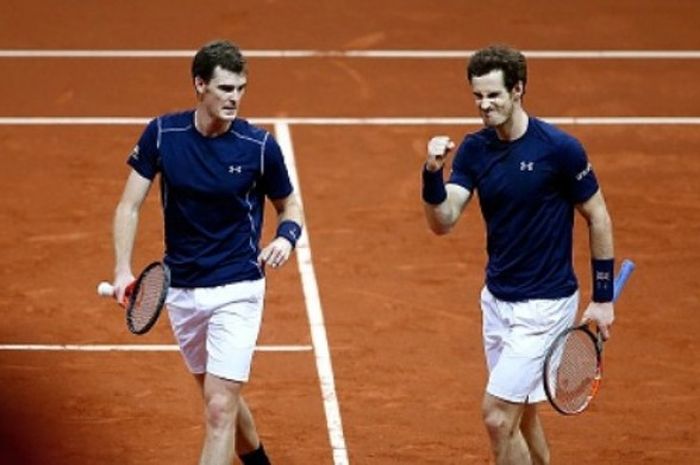 Pasangan ganda Inggris, Jamie Murray dan Andy Murray, merayakan kemenangan atas Belgia pada laga ketiga babak final Piala Davis 2015 yang berlangsaung di Flanders Expo, Ghent, Belgia, Sabtu (28/11/2015).