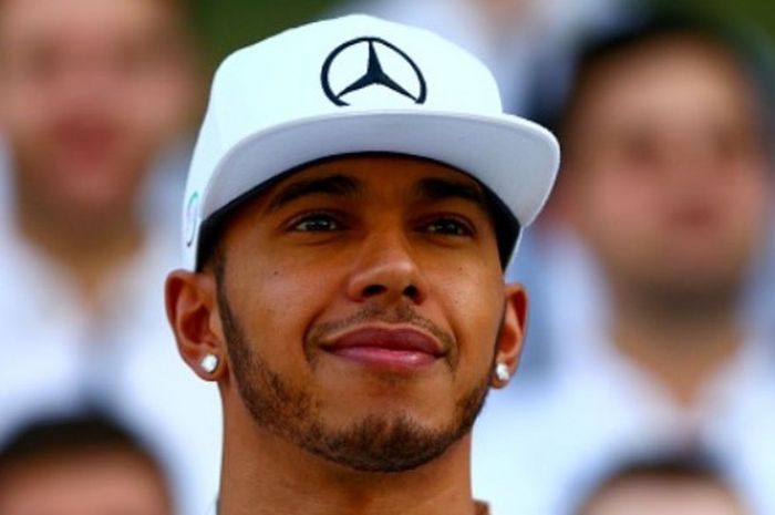 Pebalap Mercedes, Lewis Hamilton, bersiap menjalani seri terakhir pada Formula 1 2015 di Abu Dhabi, Uni Emirat Arab, Minggu (29/11/2015).