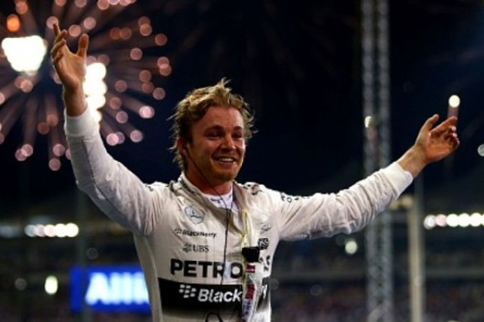 Pebalap Mercedes asal Jerman, Nico Rosberg, merayakan keberhasilannya memenangi GP Abu Dhabi di Sirkuit Yas Marina, Minggu (29/11/2015).