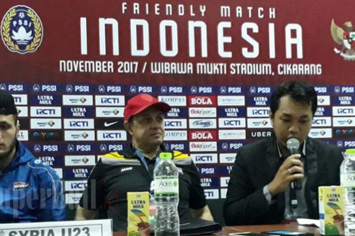 elatih timnas U-23 Suriah, Hussein Afash, bersama dengan Mhd Raafat Mouhtadi, selepas pertandingan melawan timnas U-23 Indonesia di Stadion Wibawa Mukti, Cikarang, Jawa Barat, Kamis (16/11/2017).