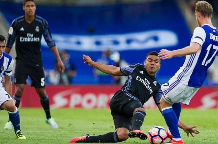 Pemain Real Madrid, Casemiro, melepas tackle pada laga kontra Real Sociedad di partai La Liga di Stadion Anoeta, San Sebastian, pada 21 Agustus 2016.