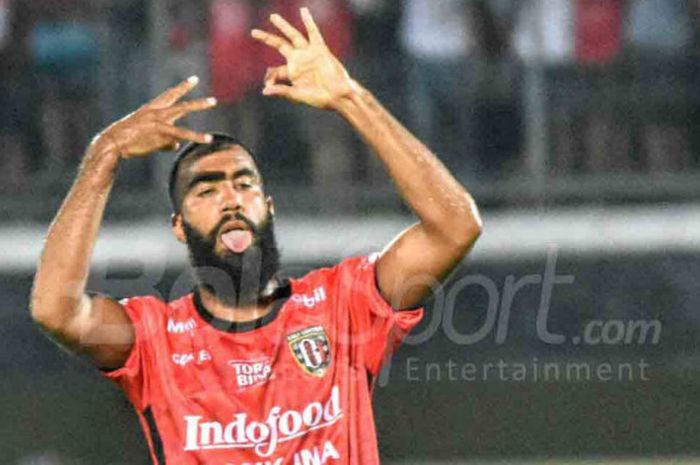   Selebrasi penyerang Bali United, Sylvano Comvalius seusai membobol gawang Arema FC pada pertandingan Liga 1 di Stadion Kapten I Wayan Dipta,  Minggu (8/10/2017).   