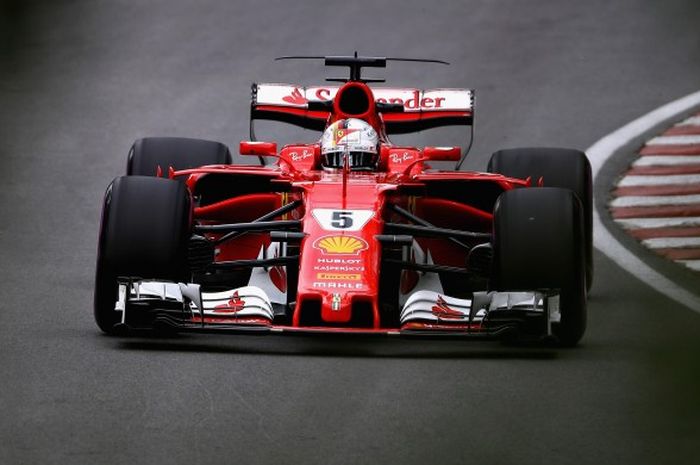 Pebalap Ferrari asal Jerman, Sebastian Vettel, menjalani sesi latihan GP Kanada di Sirkuit Gilles Villeneuve, Montreal, Jumat (9/6/2017).