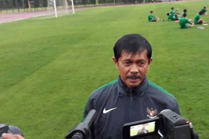 Pelatih Timnas U-19 Indonesia, Indra Sjafri, saat ditemui awak media pada hari kedua sesi pemusatan latihan di Stadion Atletik Universitas Negeri Yogyakarta (UNY), Minggu (20/5/2018).