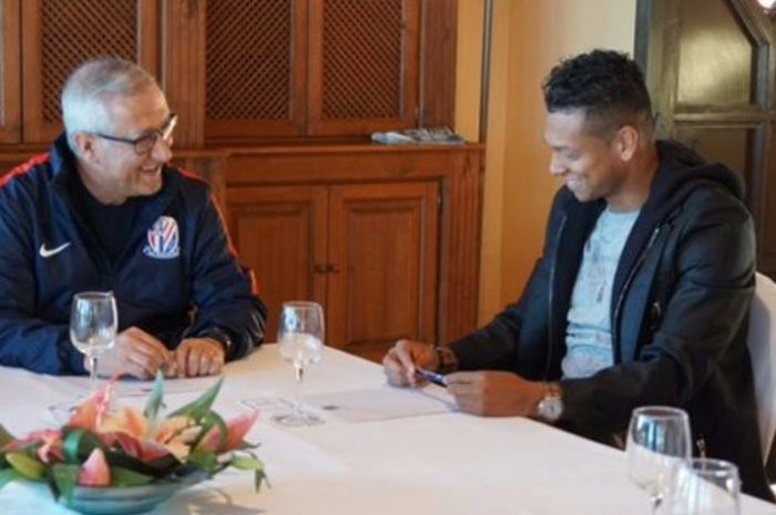 Fredy Guarin (kanan) bersama pelatih Shanghai Shenhua, Gregorio Manzano.