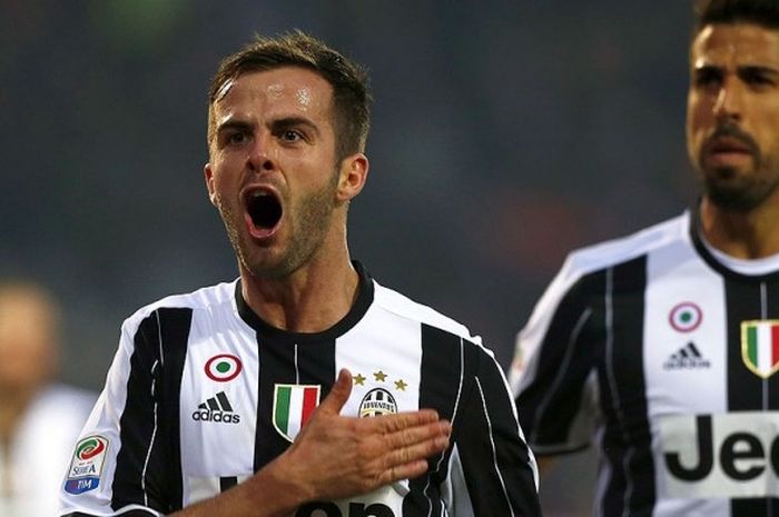 Gaya selebrasi gelandang Juventus, Miralem Pjanic (kiri),  seusai mncetak gol ke gawang Torino saat melakoni laga lanjutan Liga Italia 2016-2017 di Stadion 'Grande Torino, Turin, (11/12/2016).