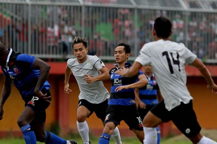 Ujicoba Madura United kontra Persela Lamongan di Gelora Ratu Pamelingan Pamekasan, Madura, Kamis (2/2/2017).