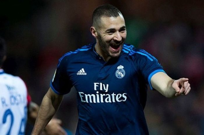 Karim Benzema merayakan gol yang dia cetak untuk Real Madrid dalam pertandingan La Liga kontra Granada di Stadion Nuevo Los Carmenes, Granada, Spanyol, 7 Februari 2016.