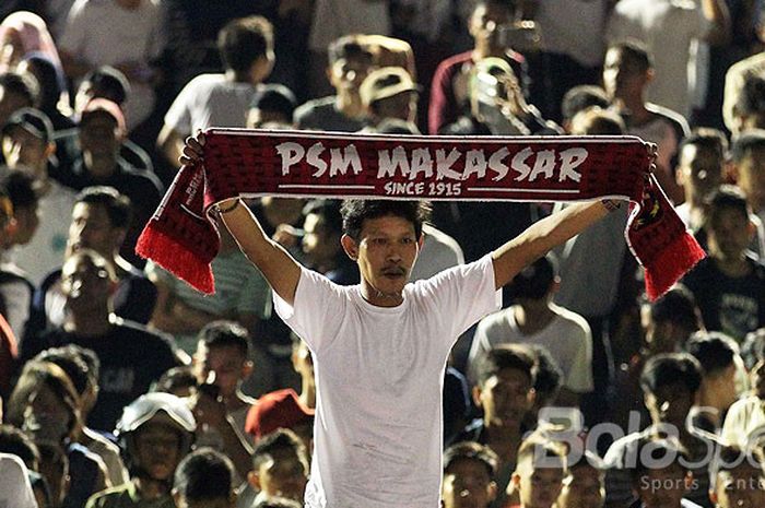 Aksi salah seorang suporter PSM Makassar, The Macz Man, saat mendukung tim kesayangannya dalam laga pekan ke-34 Liga 1 melawan Madura United di Stadion Andi Mattalatta Makassar, Sulawesi Selatan, Minggu (12/11/2017) Malam.