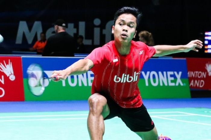 Pebulu tangkis tunggal putra nasional, Anthony Sinisuka Ginting, mengembalikan kok dari pemain India, Sourabh Verma, pada babak kualifikasi All England di Barclaycard Arena, Birmingham, Selasa (7/3/2017).