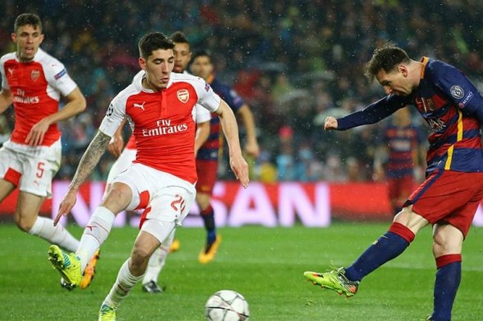 Lionell Messi menendang bola ke gawang dalam pertandingan UEFA Champions League melawan Arsenal FC di Camp Nou, Barcelona, Spanyol, 16 Maret 2016. 