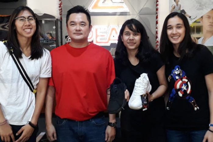 Pebasket putri Indonesia, Lamia Rasidi, Helena Tumbelaka, dan Kadek Pratita Citta Dewi, mendapatkan kesempatan untuk menjajal sepatu Peak. 