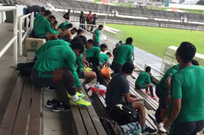 Para pemain Timnas U-22 Indonesia siap-siap latihan sesi pagi menjelang kontra Malaysia vs Indonesia di Stadion Merdeka, Kuala Lumpur, Sabtu (26/8/2017).