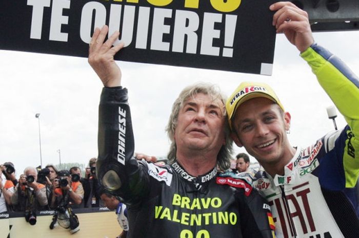 Foto ini diambil pada 18 Mei 2008 ketika Angel Nieto (kiri) berfoto bersama pebalap Italia, Valentino Rossi, yang memenangi balapan GP Prancis di Sirkuit Le Mans.