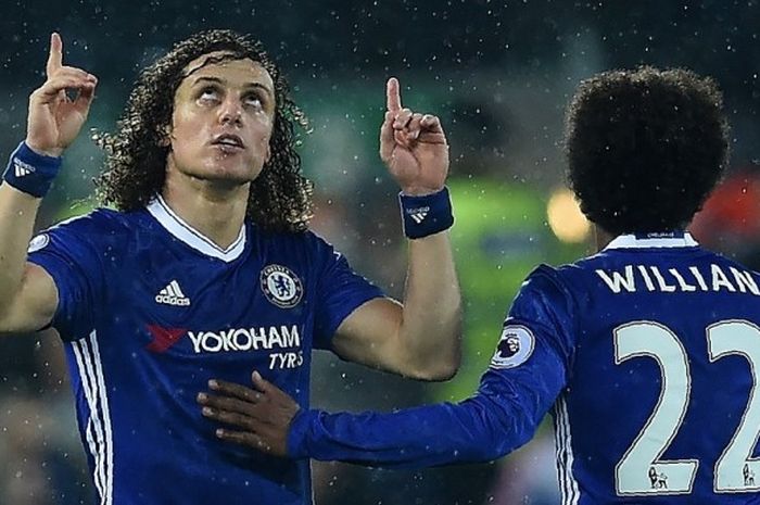 Bek Chelsea, David Luiz (kiri), merayakan gol yang dia cetak ke gawang Liverpool FC dalam laga Premier League di Stadion Anfield, Liverpool, Inggris, 31 Januari 2017.