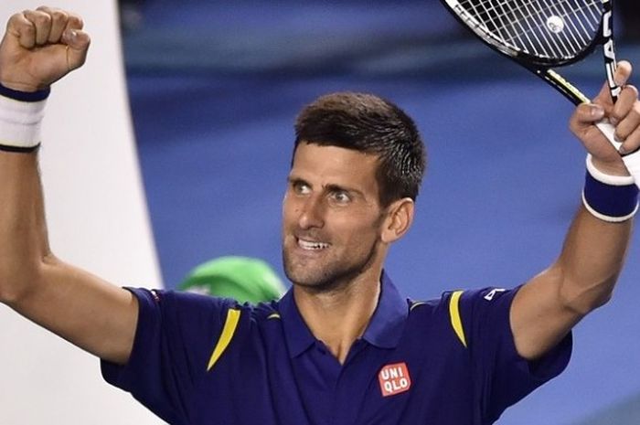 Petenis Serbia, Novak Djokovic, mengangkat tangan setelah memastikan kemenangan atas Kei Nishikori (Jepang) pada babak perempat final Australia Terbuka yang digelar di Rod Laver Arena, Melbourne Park, Selasa (25/1/2016).