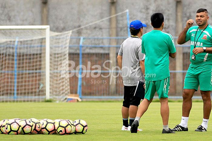 Asisten pelatih Madura United, Danilo Fernando (kanan), saat memimpin latihan perdana di Stadion Gel