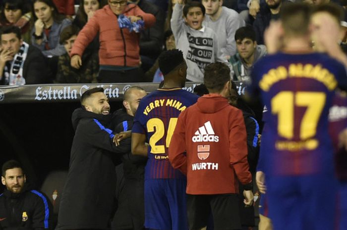 Megabintang FC Barcelona, Lionel Messi (kiri), menyaksikan rekan-rekannya merayakan gol dalam laga Liga Spanyol kontra Celta Vigo di Stadion Balaidos, Vigo pada 17 April 2018.