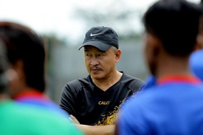 Pelatih kiper baru Madura United, Hermansyah dalam latihan timnya di Kota Batu, Sabtu (22/1/2017). 