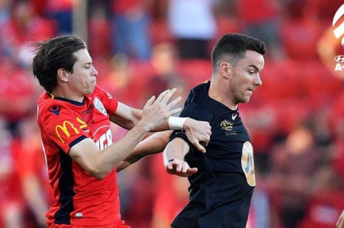 Pemain sayap Adelaide United, Craig Goodwin (kiri) mencoba menahan laju gelandang serang WSW, Alexander Baumjohann pada laga pekan kesembilan pada edisi boxing day Liga Australia 2018-2019 di Stadion Coopers, 26 Desember 2018. 