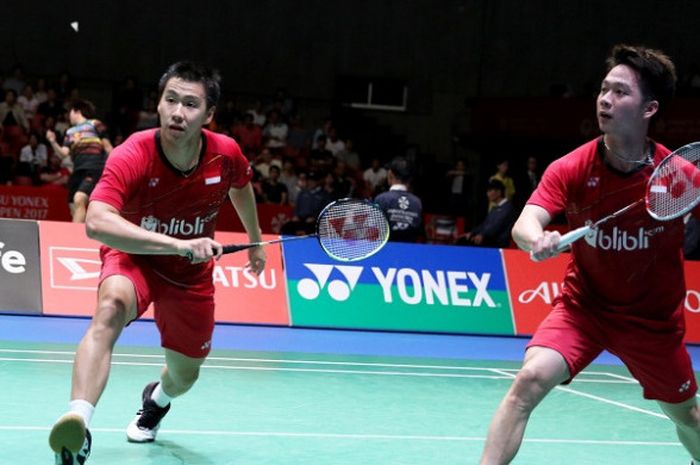 Pasangan ganda putra Indonesia, Marcus Fernaldi Gideon/Kevin Sanjaya Sukamuljo, sedang mengembalikan kok ke arah Mathias Boe/Carsten Mogensen (Denmark) pada laga semifinal Jepang Terbuka 2017, di Tokyo Metropolitan Gymnasium, Sabtu (23/9/2017).