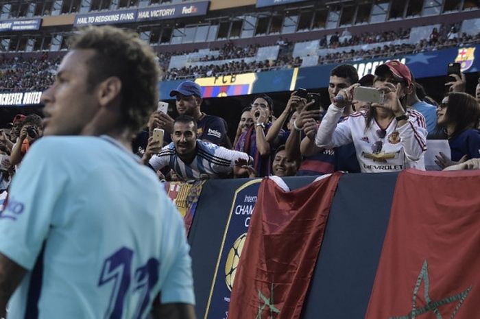 Para penggemar FC Barcelona mengambil foto Neymar sebelum dimulainya laga International Champions Cup kontra Manchester United di FedExField, Landover, Amerika Serikat, pada 26 Juli 2017.