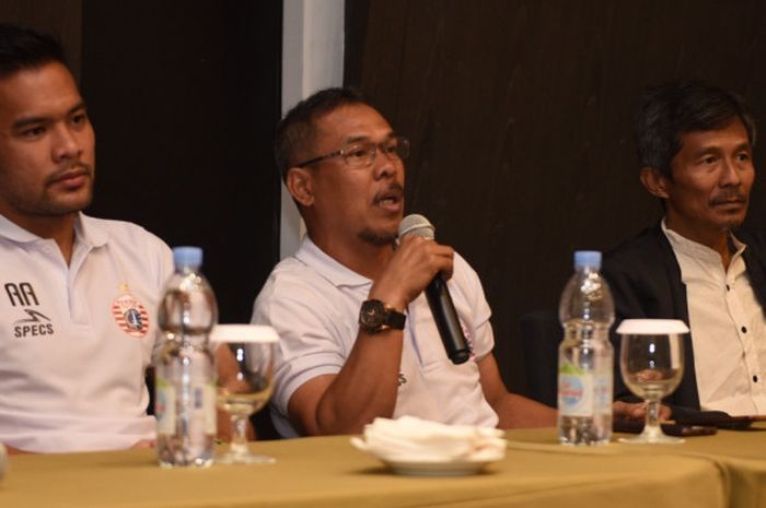 Kiper dan Asisten pelatih Persija Jakarta, Andritany Ardhiyasa serta Mustaqim dalam konferensi pers di Lampung, Sabtu (12/1/2019). 