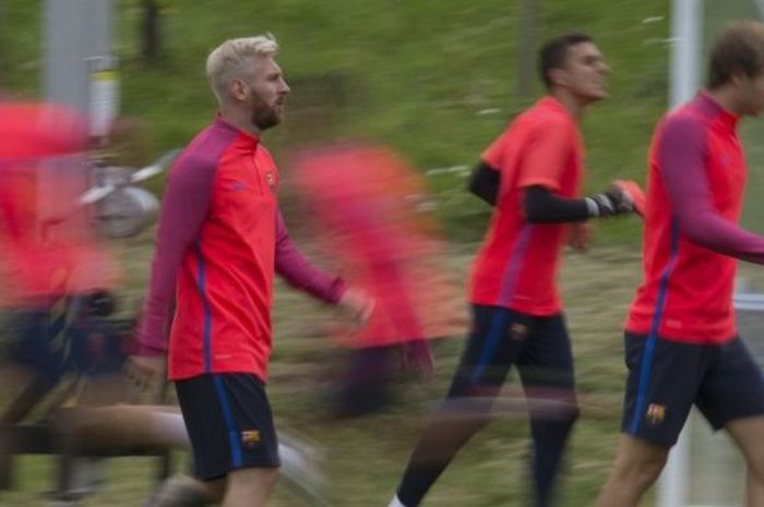 Ikon FC Barcelona, Lionel Messi, menjalani sesi latihan di St George's Park, Burton on Trent, Inggris, 25 Juli 2016.