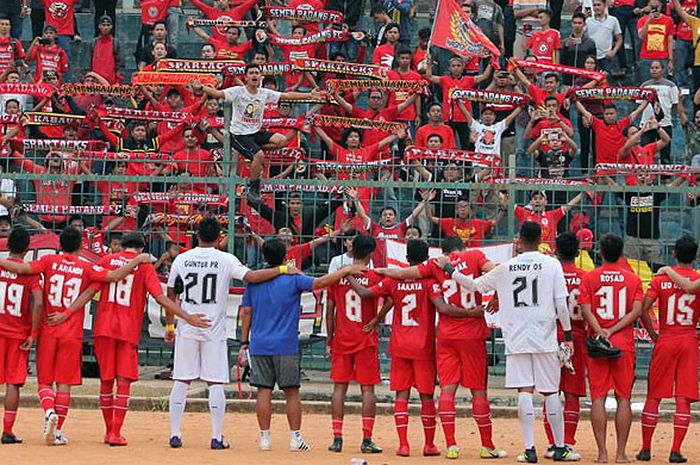Pemain Semen Padang FC memberikan penghormatan kepada fans yang mendukung mereka di Stadion Krakatau Steel usai melawan Cilegon United pada laga lanjutan Liga 2.