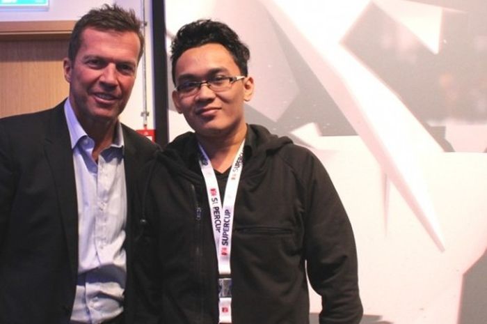 Legend Jerman, Lothar Matthaeus (kiri), berpose dengan JUARA.net setelah acara jumpa pers program Bundesliga di Westhafen Event & Convention Center, Berlin, 30 Agustus 2015.